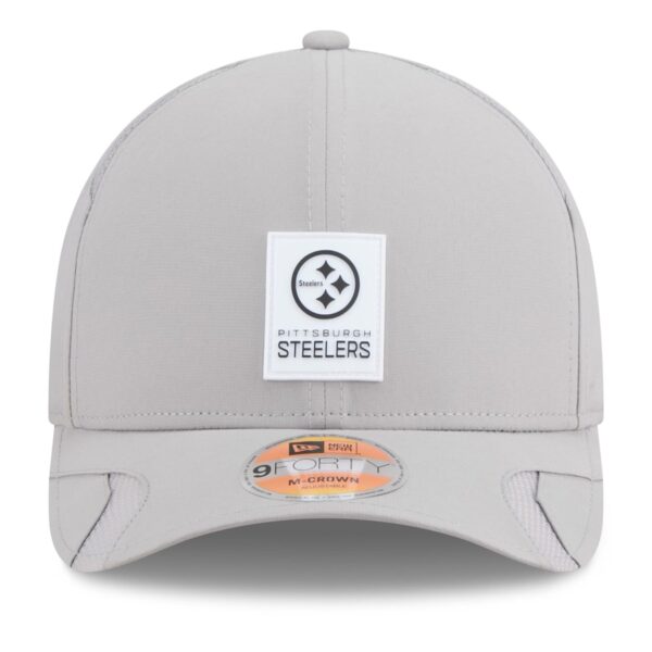 Pittsburgh Steelers New Era 2025 Sideline M-Crown 9FORTY Adjustable Hat - Gray - Image 3